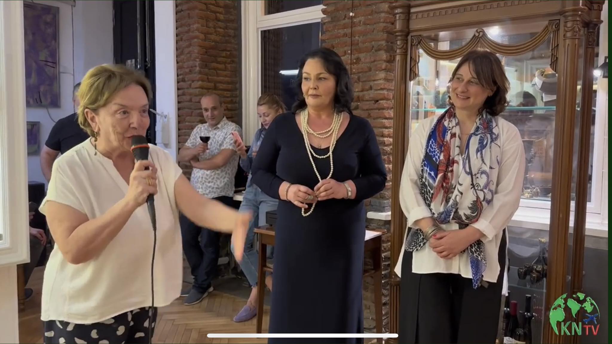 სტუმრად თბილისური კაფე-გალერიის გახსნაზე !